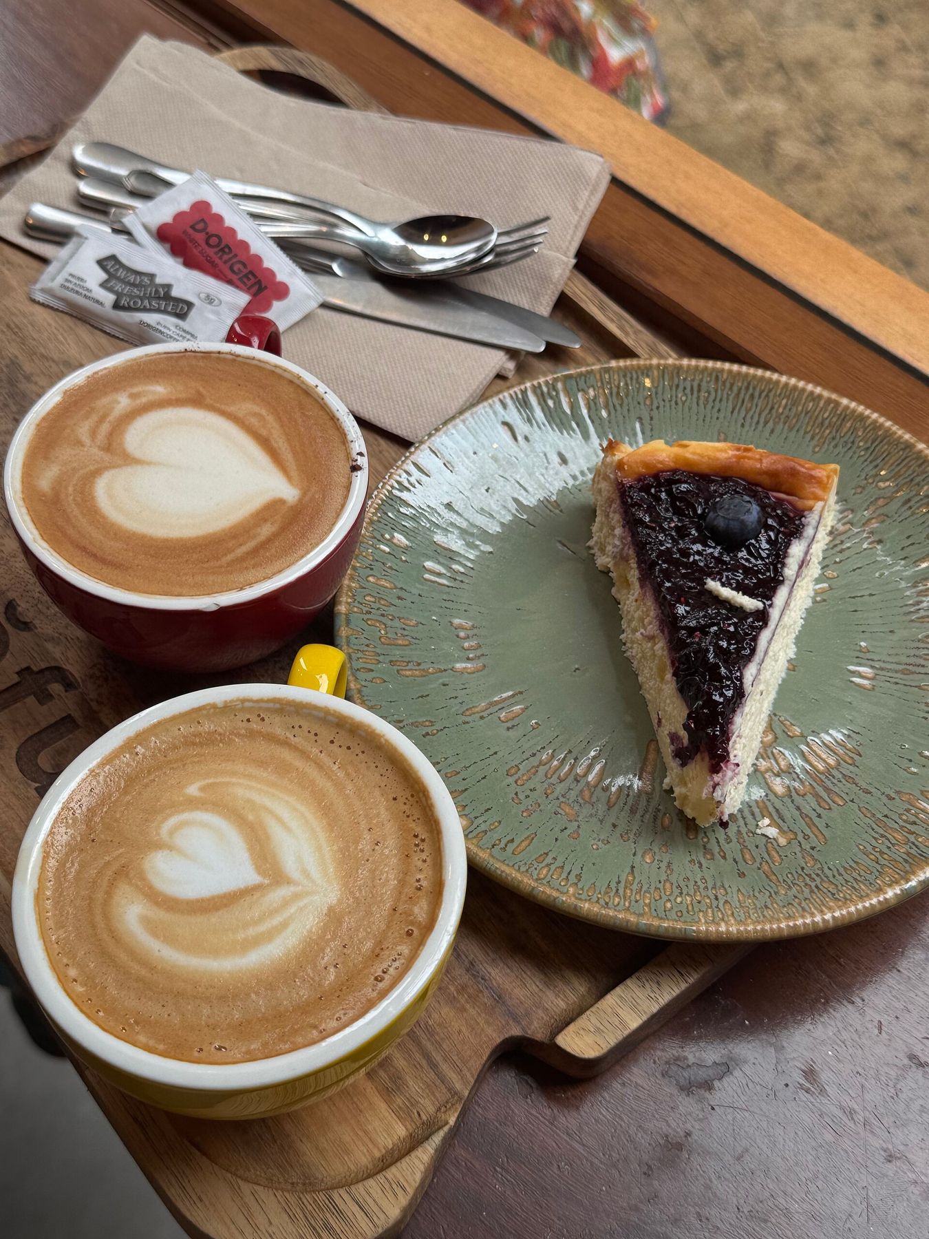 Blåbærkake og cappuccino