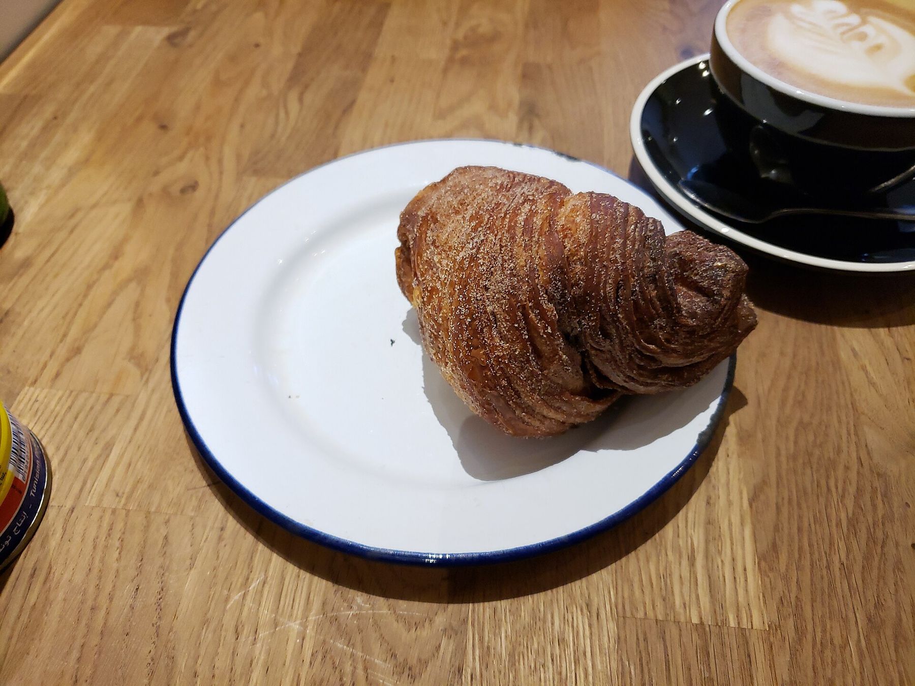Croissant og kaffe
