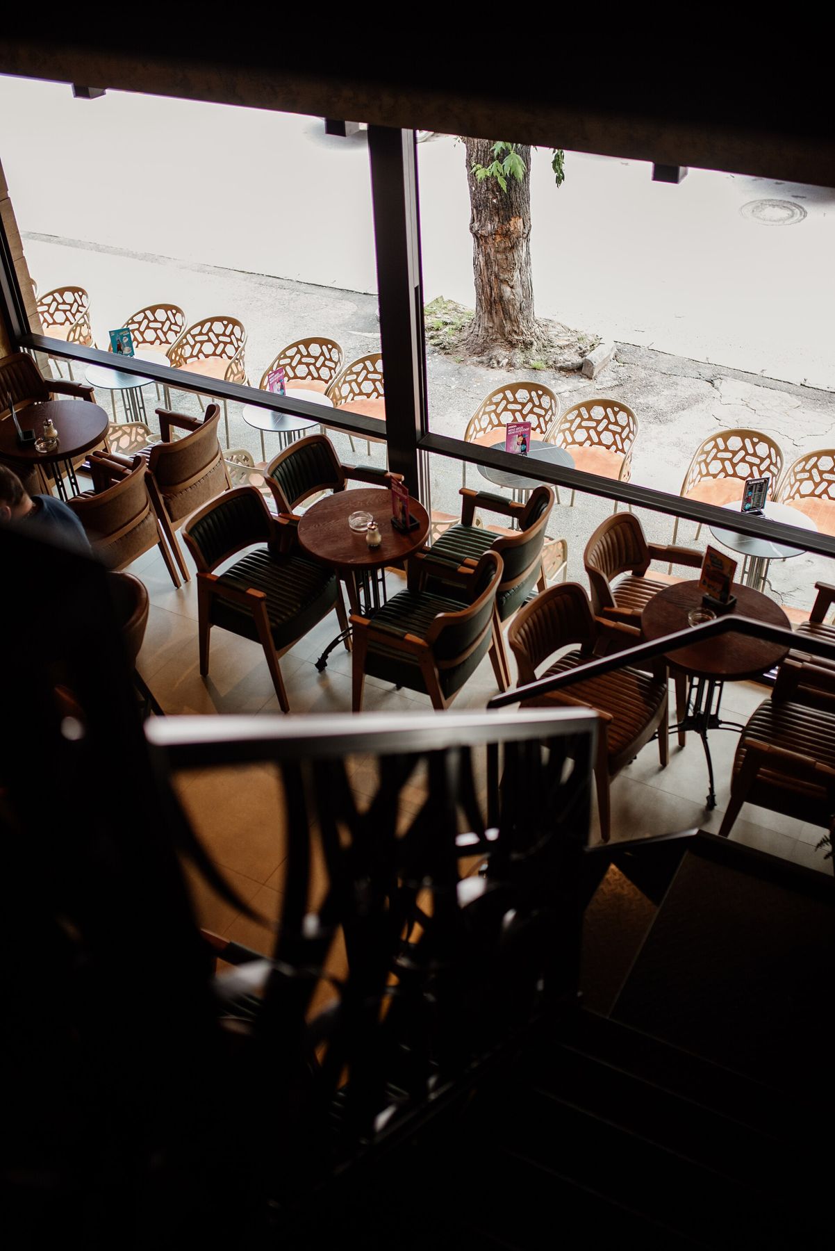 Lyst kafélokale med store vinduer